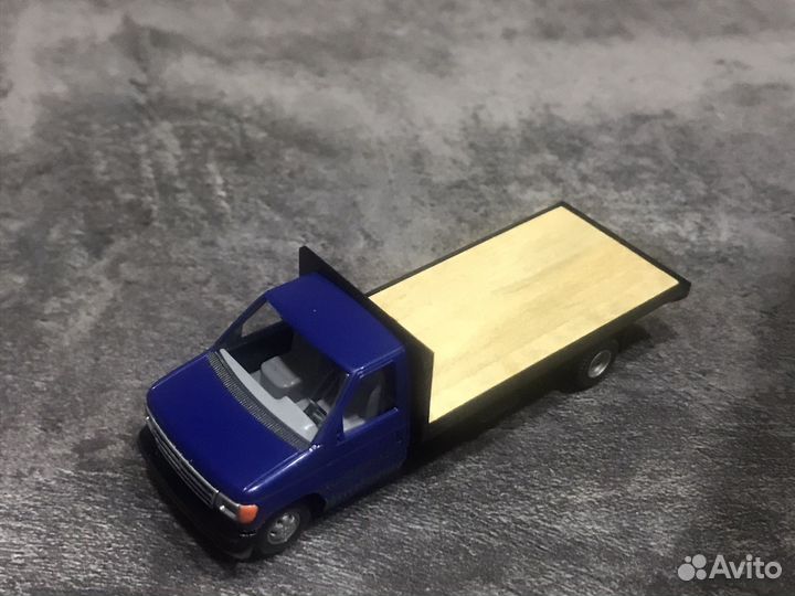 1/87 Ford E-350 с кузовом на выбор