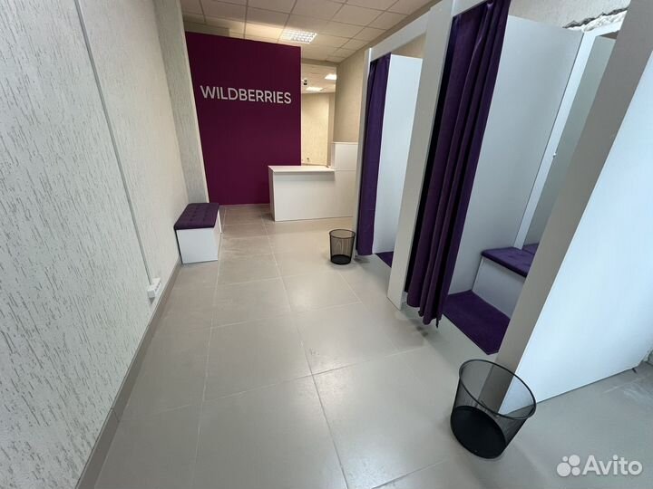 Сотрудник пункта выдачи WB