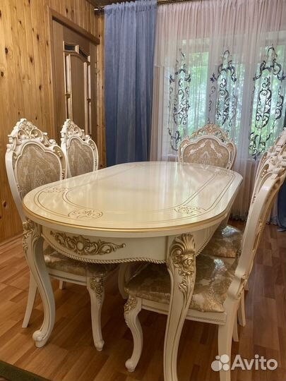 Стол со стульями