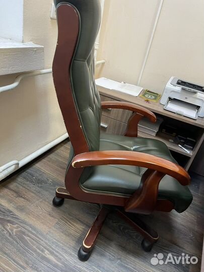 Офисное кожаное кресло бу