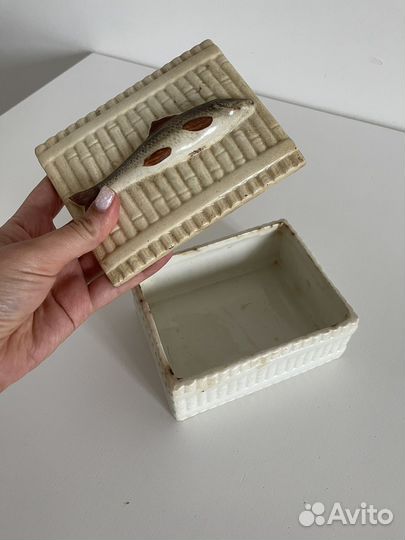 Старинная шкатулка фарфор с рыбой