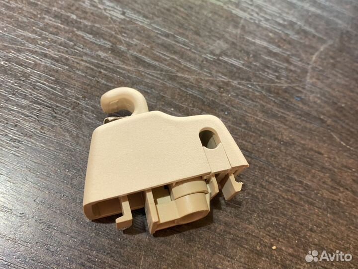 Крючок козырька на Volkswagen Touareg NF