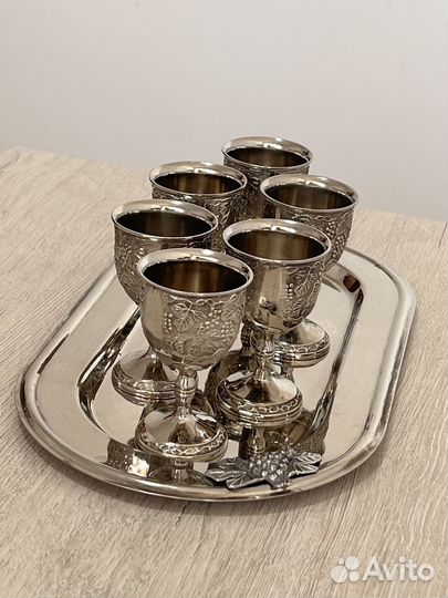Поднос с рюмками