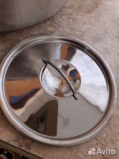 Ваза и алюминиевый чайник