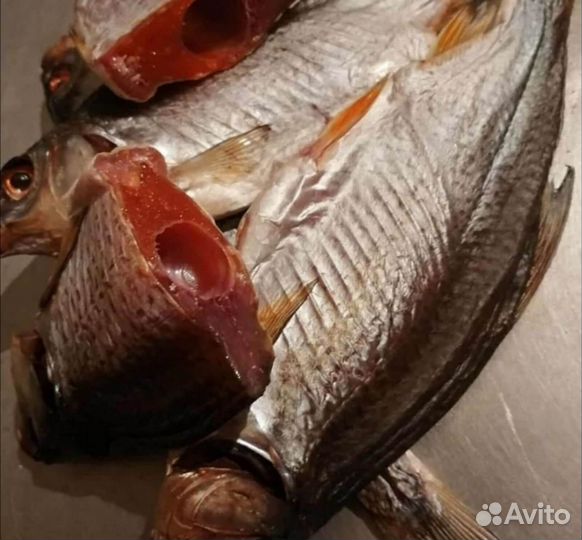 Свежая речная рыба