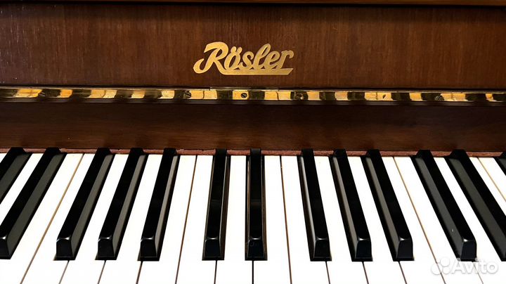 Пианино Rosler настроено концерн Petrof Чехия