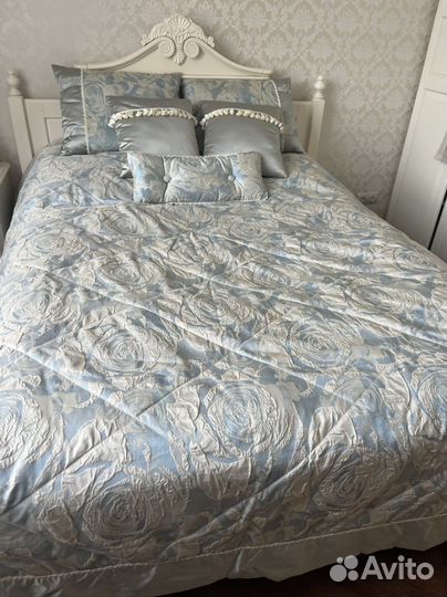 Покрывало с подушками