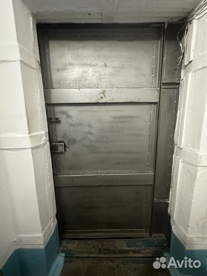 Металлическая дверь бу нестандартная (в карман)