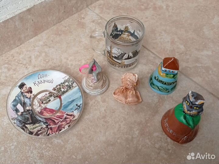Сувениры: колокольчики, кружка, блюдечко