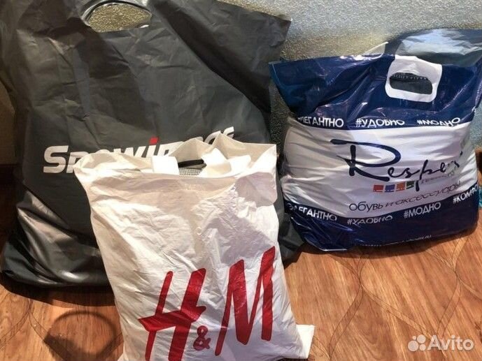 3 пакета с женскими вещами, сумками, обувью