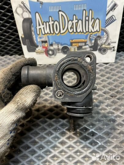 Фланец тройник охлаждения VW Passat B3 1.8 ABS