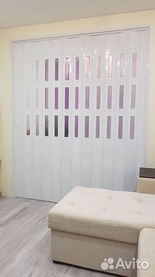 Дверь гармошка с витражом