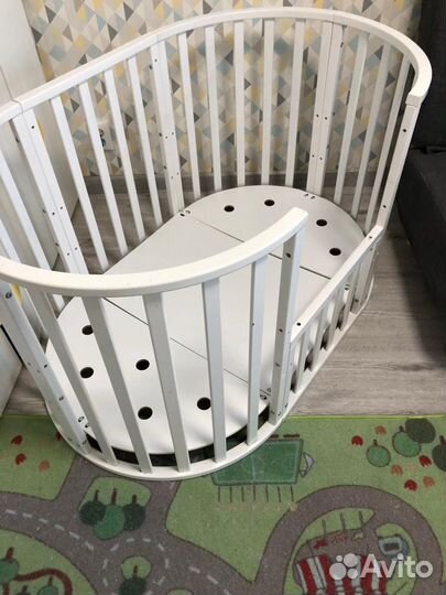 Детская кроватка с маятником круглая