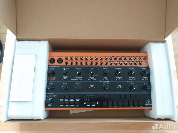 Аналоговый синтезатор Behringer crave