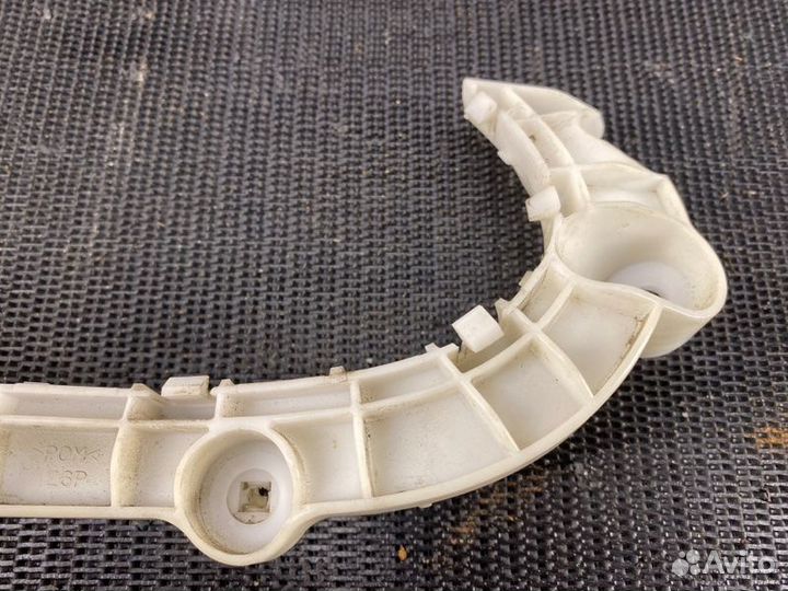 Крепление бампера переднее правое Mitsubishi