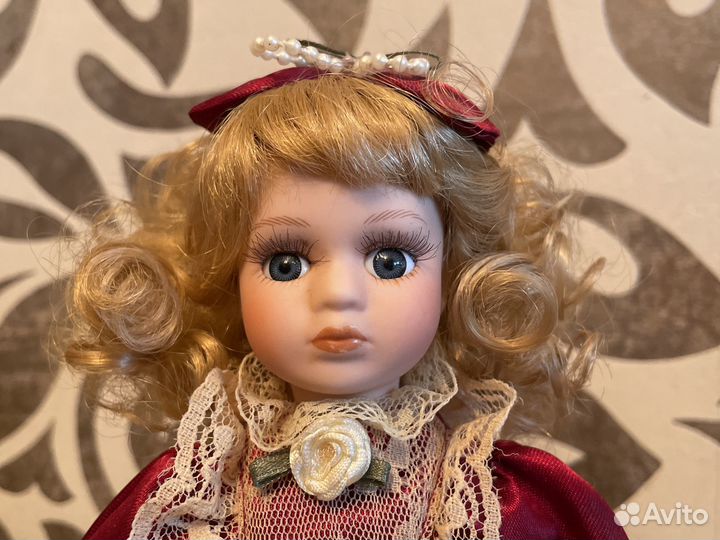 Кукла фарфоровая
