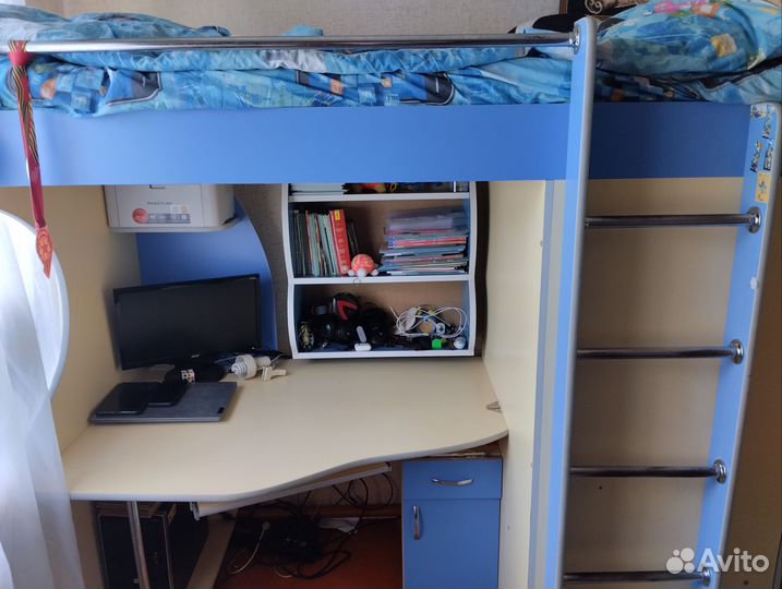 Детская кровать чердак со столом и шкафом