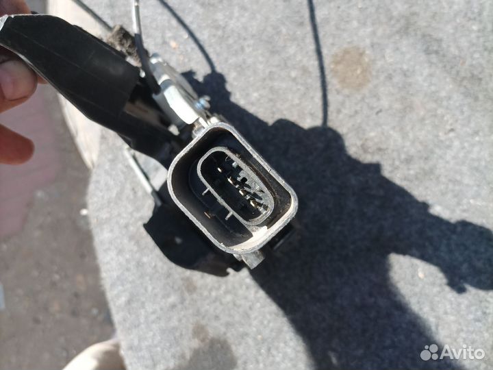 Toyota land cruiser 100 замок двери внутренний пра