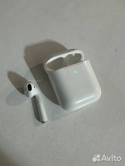 Кейс оригинальный Apple для AirPods 2, белый бу