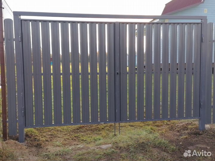 Монтаж забора из евроштакетника