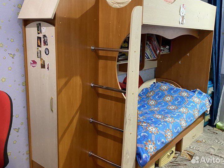 Двухъярусная кровать со шкафом и столом