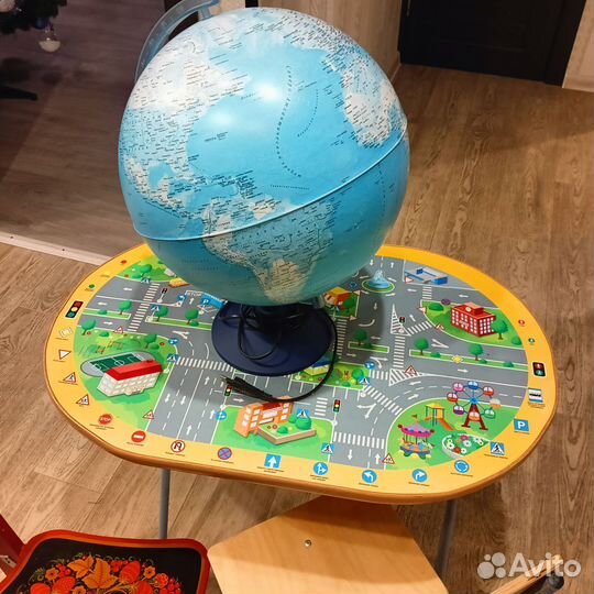 Стол, стулья, глобус