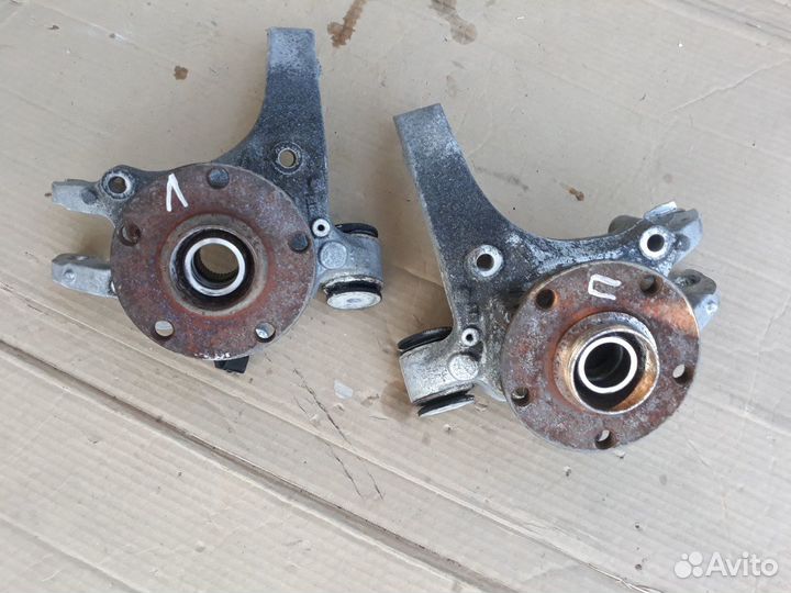 Кулак задний левый правый Audi A8 D3