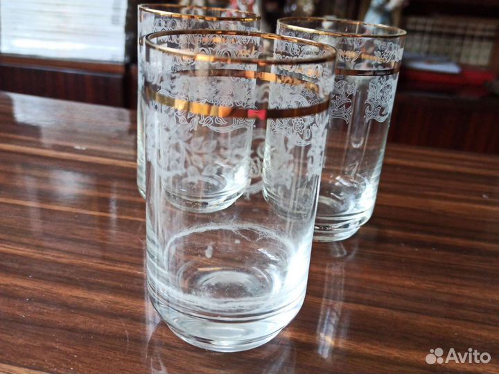 Стаканы и бокал