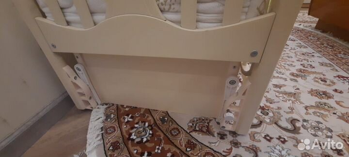 Детская кроватка с маятником