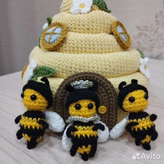Вязаный улей с пчелками