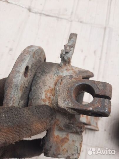 Левый поворотный кулак на ауди 80 б3