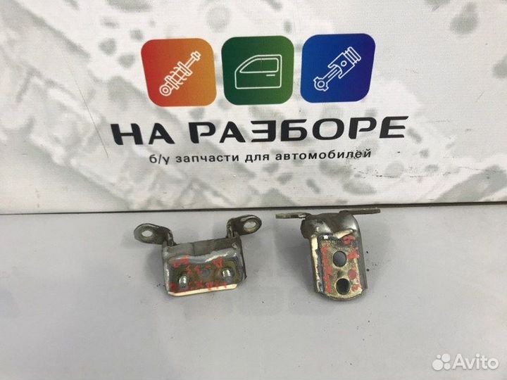 Петля двери задняя правая Nissan Maxima A33 VQ20DE