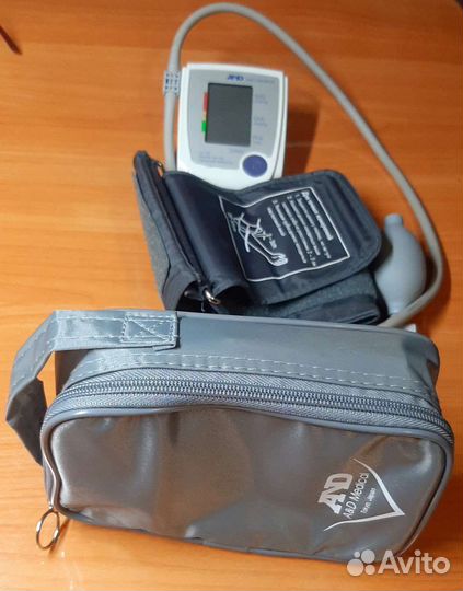 Тонометр полуавтоматический. Без торга
