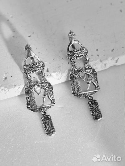 Серебряные серьги с уникальными подвесками и фигур