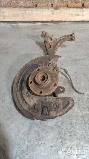 Кулак передний левый Skoda Superb 2004 8D0407257AL