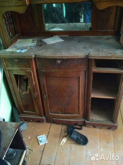 Старинный антикварный шкаф буфет