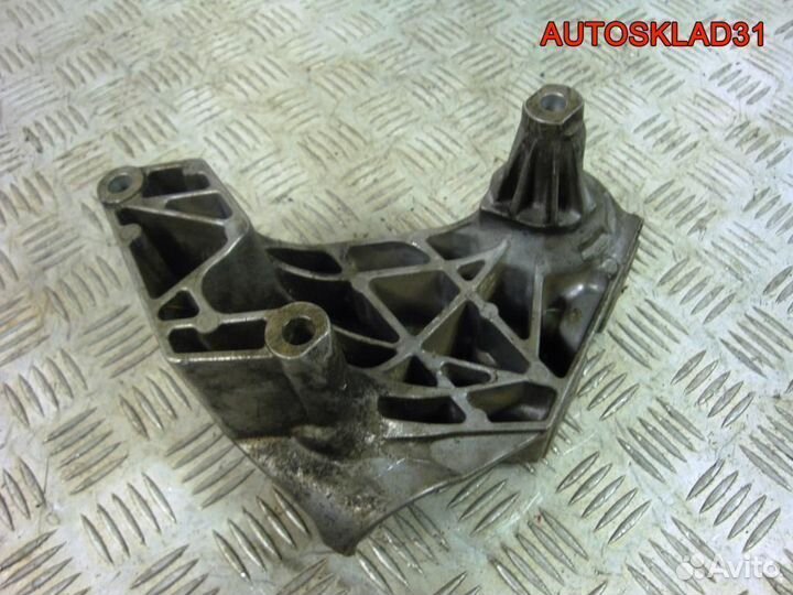 Кронштейн двигателя правый VW Golf 4 038199207H