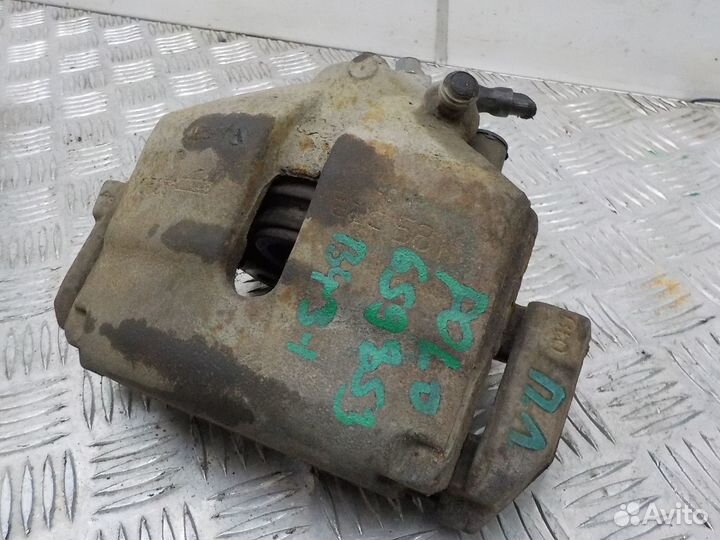 Суппорт тормозной передний левый на Volkswagen Pol