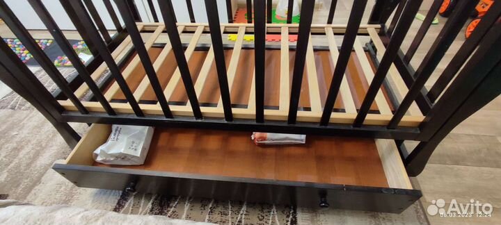 Детская кроватка с поперечным маятником