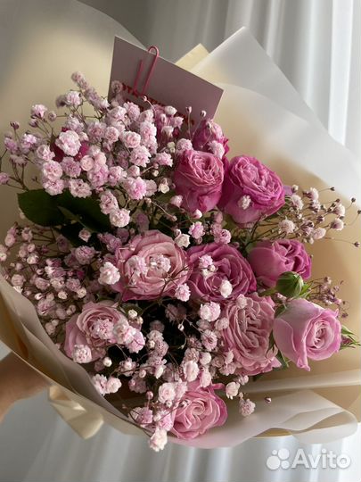 Букет из пион кустовых роз и гипсофилы доставка