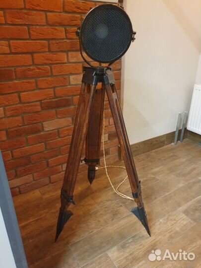 Прожектор на штативе винтажный