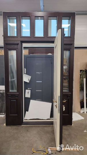 Двери входные в коттедж парадные