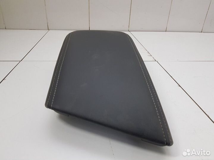 Подлокотник центральной консоли