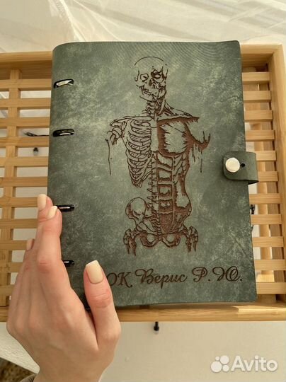 Ежедневник в подарок для врача с гравировкой