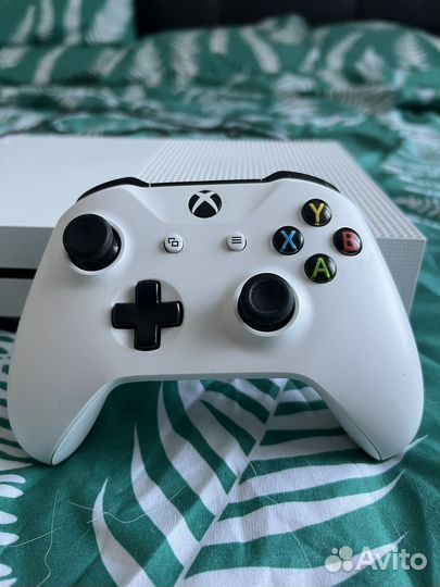 Xbox One S 1tb + 1 геймпад