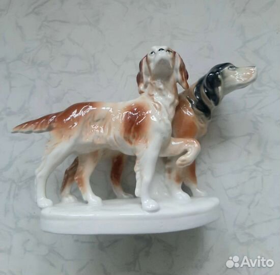 Фарфоровая статуэтка собак