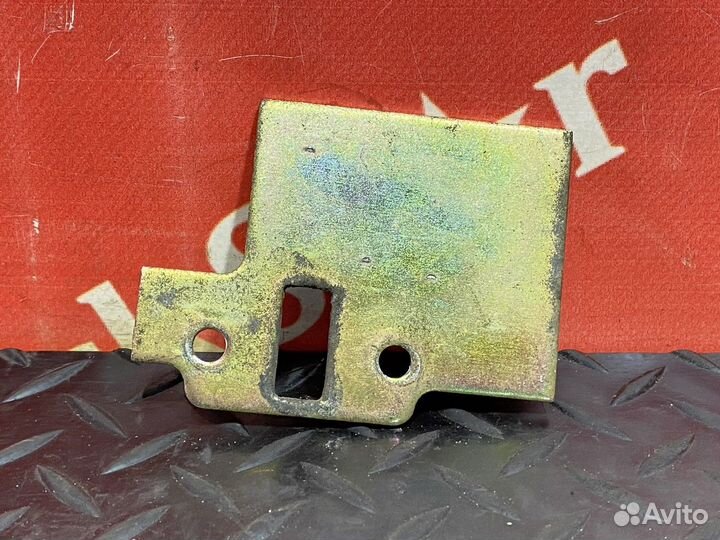 Кронштейн ограничителя двери Daf XF105