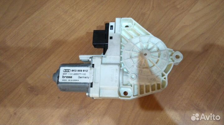 Моторчик стеклоподъемника задний правый 8K0959812A