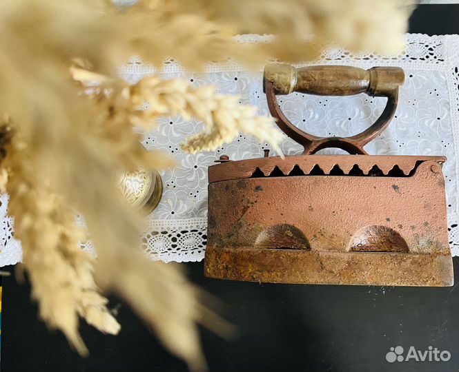 Старинный угольный утюг