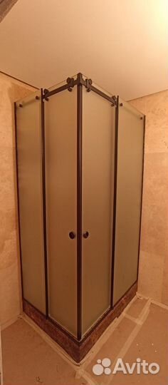 Стеклянная перегородка для ванной